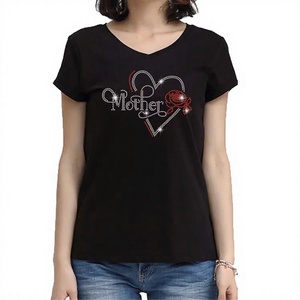 T-shirt en coton noir à col en V et manches courtes pour femme, coupe ample, avec logo frontal et strass en forme de cœur, style vintage, personnalisable - Product Image 3