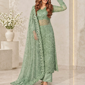 Ensemble Salwar Kameez de mariée en soie brodée avec des motifs miroir verts, style pakistanais, longueur genou, avec dupatta - Product Image 1