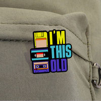 Pin de esmalte retro personalizado con diseño de disco flexible, casete y VHS, insignia metálica estilo años 90, regalo de joyería con nostalgia.