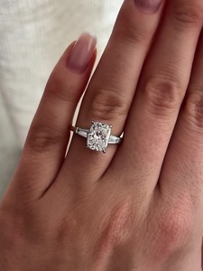 Bague de fiançailles de luxe en diamant de laboratoire 2 carats taille coussin couleur D-E-F avec pierres latérales coniques plaqué or 14K 18K certifiée IGI VVS - Product Image 4