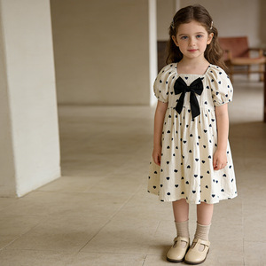 Abito bianco con stampa a cuore per ragazze, decorazione con fiocco nero, maniche corte a sbuffo, vestito estivo da principessa per bambini, carino, per feste, casual, abbigliamento estivo per bambini - Product Image 2