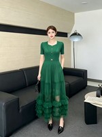 Robe plissée Miyake en gros - Robe de bureau élégante à col en V, manches courtes, ourlet à volants superposés en maille et ceinture à la taille