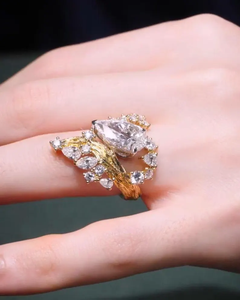 Anillo de Compromiso Clásico con Diamante Cultivado en Laboratorio de 2 Quilates en Forma de Pera, Certificado IGI, Oro Amarillo de 14K, Diseño Floral, APRICOT JEWELS - Product Image 5
