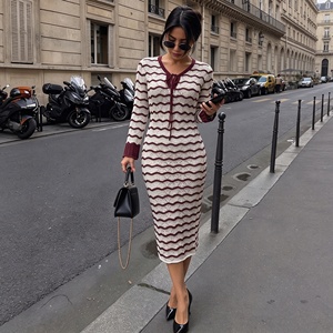 <span class=keywords><strong>Abito</strong></span> Lungo Premium ODM <span class=keywords><strong>in</strong></span> <span class=keywords><strong>Maglia</strong></span> Antirughe <span class=keywords><strong>Bordeaux</strong></span> a Righe Ondulate con Scollo a V per un Look Elegante Autunno Inverno e Vacanze al Resort - Product Image 1