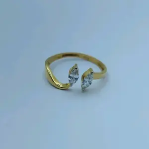 Anillo de Oro Ajustable y Elegante con Piedras de Corte Marquesa Doble, Accesorio de Moda Contemporáneo para Mujer - Product Image 1
