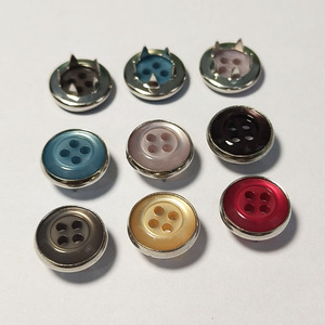 Bouton-pression personnalisé à 4 trous avec logo, 10 mm, 12 mm, en laiton, rond, à dos plat, plaqué, lavable à sec pour chemises - Product Image 1