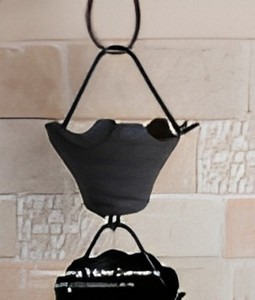 Cadena de Lluvia Decorativa de Aluminio Negro Martillado con Copas Festoneadas para Canaletas y Descenso de Agua, Decoración de Jardín Exterior - Product Image 1