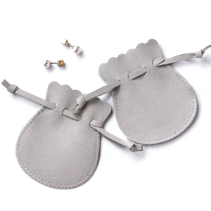 Bolsa de Joyería de Microfibra de Lujo con Logotipo Personalizado Gris para Anillos, Collares y Pendientes, con Cordón - Product Image 4