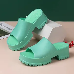 Chinelos plataforma leve EVA grossos femininos com sola grossa Sandálias de praia para as férias Novo design Sapatos deslizantes