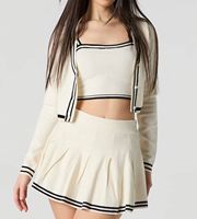 Ensemble tricoté preppy pour femme : Cardigan uni crème premium à manches longues et mini-jupe plissée