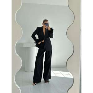 Ensemble de costume pour femmes noires, veste en satin, pantalon avec poignets en fourrure, tenue formelle - Product Image 2