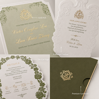 Suite d'invitations de mariage de luxe en papier vert olive avec détails en feuille d'or gaufrée et pochette personnalisée