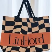 Sac fourre-tout tricoté avec logo personnalisé pour assortiments de boutiques de marque, silhouette rectangulaire et longues poignées d'épaule