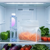 Sac refermable à poignée de transport, à fond plat, à huit soudures latérales, en plastique laminé aluminium dépoli transparent, pour snacks et aliments secs