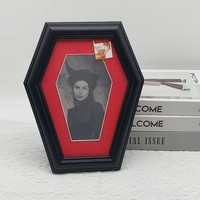 Cadre photo gothique en forme de cercueil en bois noir à suspendre au mur avec passe-partout rouge pour décoration intérieure, portrait d'art d'Halloween