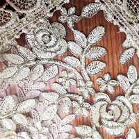 Chemins de table brodés de fil d'or avec des motifs jacquard de banquet, dentelle en organza tissée, nappe de table
