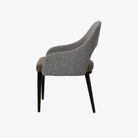 Fauteuil contemporain rembourré à accoudoirs courbes avec dossier ajouré en tissu, idéal pour hôtels, espaces extérieurs et hôpitaux, résistant à l'eau