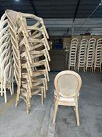 Chaise empilable moderne style Louis en bois massif, durable et stable, idéale pour l'extérieur, les cafés, les banquets et les hôtels – Vente chaude