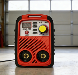 Máquina de Soldadura MMA Compacta y Mini con Carcasa Resistente en Rojo y Negro y Enfriamiento Eficiente para Uso en Talleres y Garajes - Product Image 1