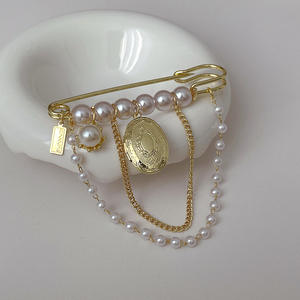 Broche de diseñador chapado en oro con aleación, remaches, cadena de cuentas CCB irregular y borlas, <span class=keywords><strong>para</strong></span> mujer, moderno, <span class=keywords><strong>para</strong></span> fiesta, traje, accesorios de moda - Product Image 3