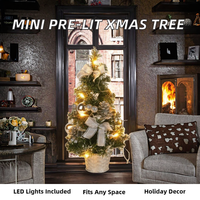 Kleiner, vorbeleuchteter künstlicher Mini-Weihnachtsbaum (weniger als 30 cm hoch) mit LED-Lichtern, Kugeln, Tannenzapfen und Schleifen für Tisch oder Schreibtisch – Klassiker