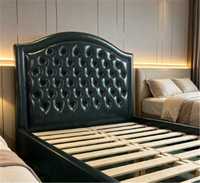 Cadre de lit rembourré vert avec tête de lit capitonnée en forme d'arche, pieds dorés, mobilier de chambre moderne pour suite d'hôtel
