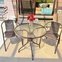 Ensemble de meubles de jardin pour balcon extérieur avec parasol de loisirs, table et chaises pliantes, ensemble trois pièces, design minimaliste moderne