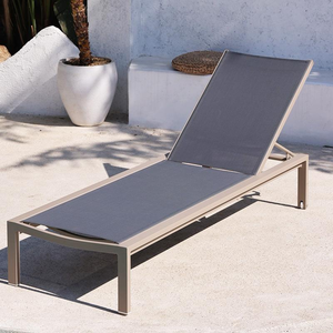 Chaise longue de jardin réglable pour l'extérieur, idéale pour la piscine et la plage - Product Image 1
