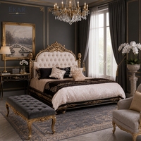 Elysee Crest Bogenförmiges, getuftetes, vergoldetes Bett |   Luxuriöses französisches klassisches Polsterbett in Kingsize - EKAR FURNITURE