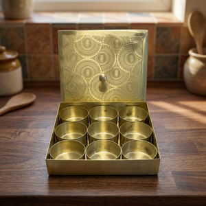Boîte à épices carrée en laiton de qualité supérieure avec 9 récipients ronds, couvercle décoré d'un mandala gravé, ensemble d'organisateurs de cuisine de luxe pour masala indien - Product Image 1