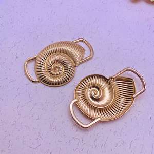 Fibbia Decorativa in Lega di Zinco per Cinture, Logo Personalizzato, Fibbia Irregolare per Scarpe, Abiti e Costumi da Bagno - Product Image 2