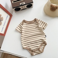 Combinaison bébé nouveau-né à manches courtes, motif triangle, adorable tenue d'été rayée avec ours, fermeture boutonnée discrète pour garçons
