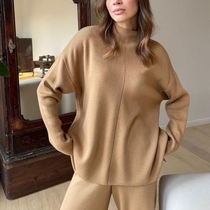 Ensemble pull et pantalon à col haut pour femme, tricoté, couleur unie, coupe ample, automne-hiver, élégant, pour le quotidien, camel, SMLXL - Product Image 1