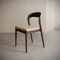 Chaise de salle à manger de style nordique et italien en bois massif de noyer et simili cuir de luxe, idéale pour les restaurants et les hôtels