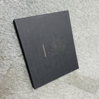 Boîte cadeau de luxe personnalisée pour foulard en soie, avec couvercle et base rigides texturés noirs