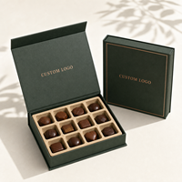 Boîte cadeau magnétique personnalisée de luxe avec insert en pulpe à 12 compartiments, boîte d'emballage rigide pour chocolats et bonbons vert forêt, logo en feuille d'or