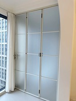 Porte pliante moderne en verre trempé sans rail pour balcon, porte pliante en aluminium sur mesure pour chambre, cuisine, extérieur, villa