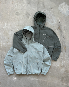 Jaket Windbreaker Pria dengan Logo Sablon Kustom, Bahan Polyester 100% Anti Angin, Resleting Anti Angin, dan Pinggang yang Dapat Disesuaikan - Product Image 2