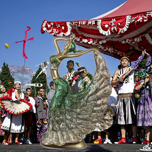 Sculpture en résine peinte à la main Danse de l'Ange Paon Décoration d'intérieur de luxe Écologique Mariage - Product Image 3
