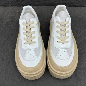 Chaussures de course tendance respirantes en cuir véritable avec semelle intermédiaire en caoutchouc pour hommes, blanches, à lacets, avec fonction rehaussement - Product Image 3