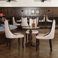 Chaise de banquet commerciale de luxe néoclassique à dossier haut découpé, rembourrée, en bois d'hévéa massif laqué à pores fermés pour l'hôtellerie