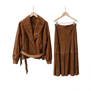 Ensemble deux pièces pour femme : Blazer en suède et jupe plissée avec ceinture, tenue décontractée d'automne, couleur unie, manches longues, coupe classique - Product Image 4