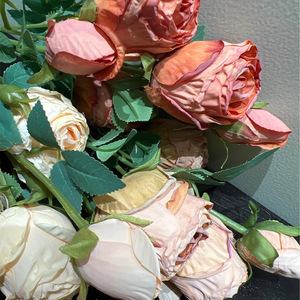 Bouquet de roses artificielles Gardenia à 5 têtes, fleurs en soie à bords brûlés pour la décoration de mariage et de la maison - Product Image 3