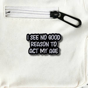 Spilla smaltata personalizzata con citazione sarcastica 'Non vedo alcuna ragione per comportarmi come il mio età' all'ingrosso - Product Image 5