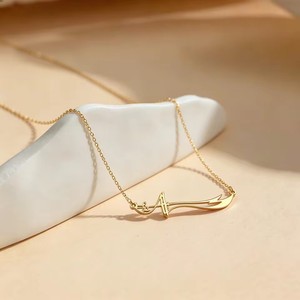 Collana con Pendente Spada Zulfiqar, Gioiello Islamico Spirituale in Acciaio Inossidabile, Simbolo di Forza e Fede, Regalo - Product Image 1