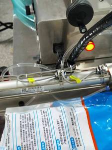 Bán tự động giá thấp hơn nước trái cây Điền và con dấu máy với mũ niêm phong thiết bị cho bao bì thực phẩm trong đầu hồi-Top thùng carton - Product Image 4