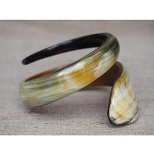 Bracelets artisanaux en corne de buffle, artisanat naturel, bijoux faits à la main pour femmes, accessoires élégants, uniques et durables. - Product Image 1