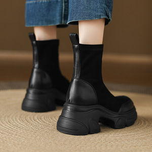 Botines de plataforma gruesa de ante negro con punta redonda y puntera brillante para paseos por el distrito artístico y reuniones en cafeterías - Product Image 2