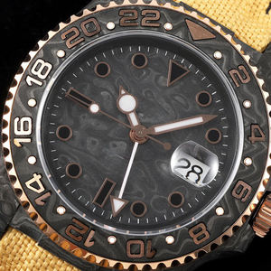 Montre-bracelet sportive décontractée en fibre de carbone robuste avec bracelet en nylon, verre saphir, aiguilles lumineuses et fenêtre de date - Product Image 2