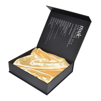 Boîte d'emballage de perruque cosmétique de luxe noir mat avec fermeture magnétique, boîte-cadeau d'extension de cheveux avec insertion en Satin doré